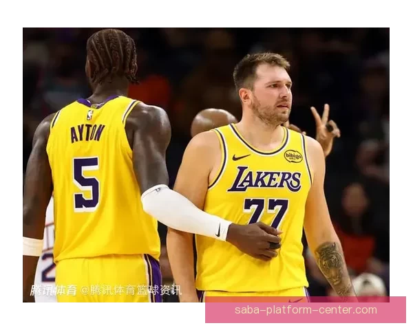 东契奇偷听魔术战术海斯也上前凑热闹 八村垒调侃发问引爆全场气氛